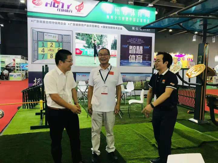 广东省足协主席叶细权莅临红旗展位指导工作