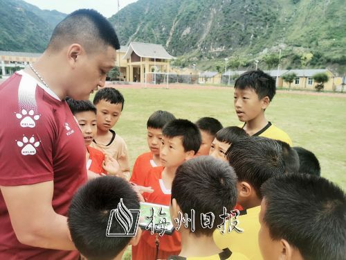 “踢波”踢到2000公里外？来听听梅州足球扎根云南大山的那些事儿...